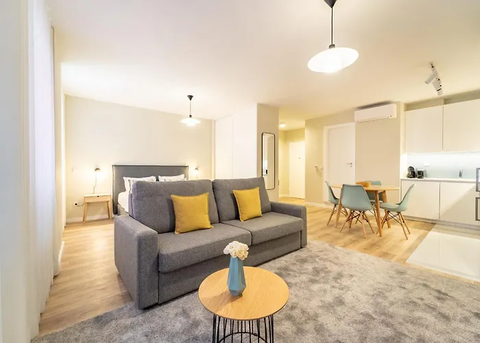 On The Square - Center By House And People Braga