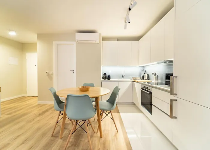 On The Square - Center By House And People Braga